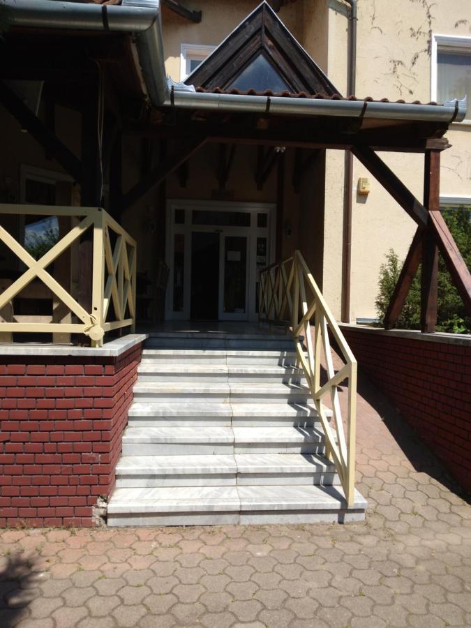 Francoise Szallo Balatonlelle Exteriör bild